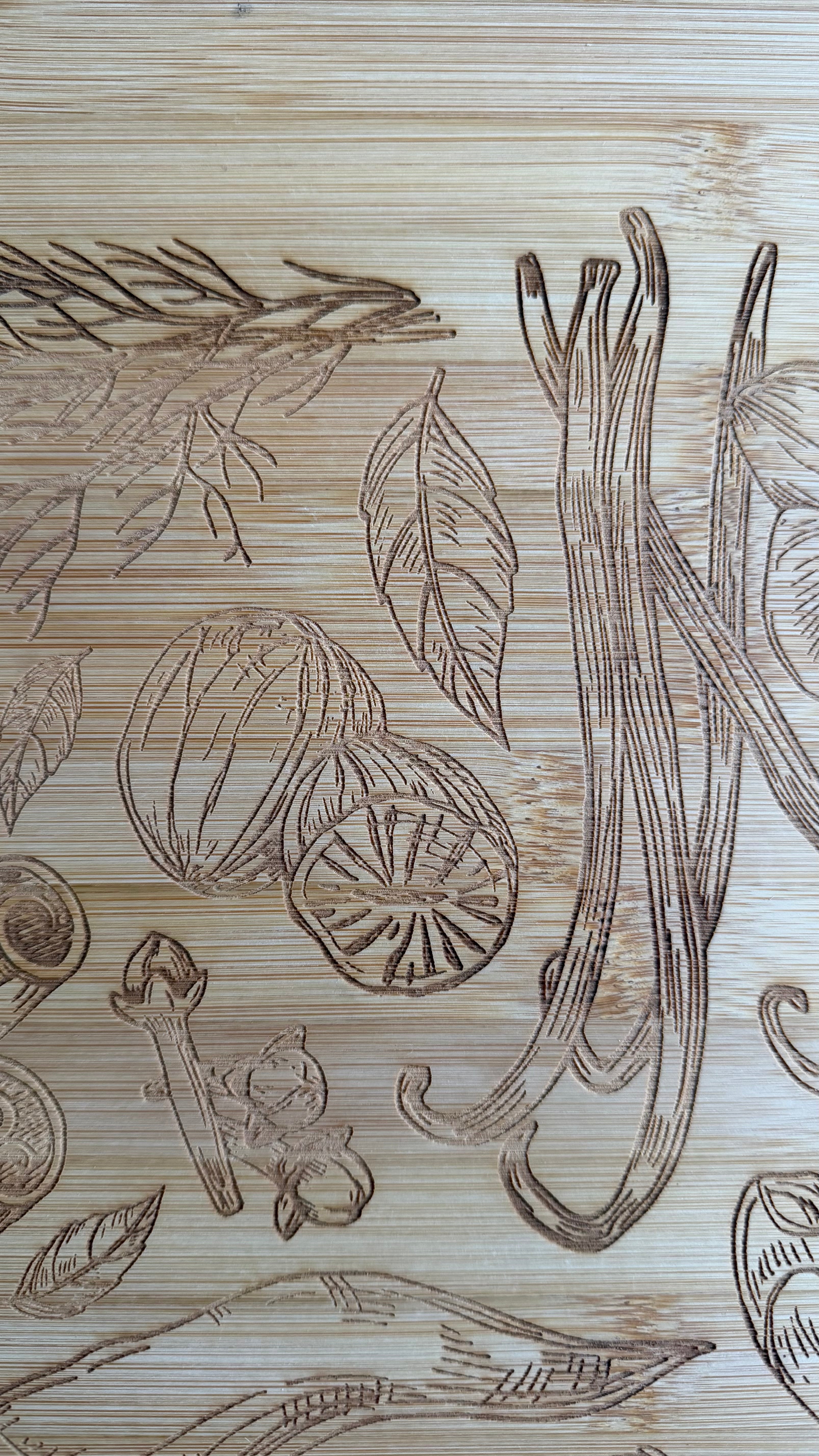 Großes Bambus Schneidebrett mit Gemüse-Gravur – Holz Küchenbrett 45 × 28 cm