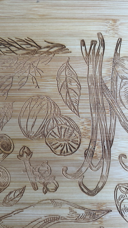 Großes Bambus Schneidebrett mit Gemüse-Gravur – Holz Küchenbrett 45 × 28 cm