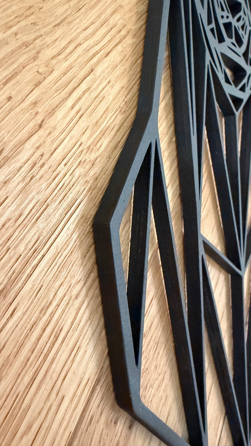 Hirsch Wanddeko schwarz aus Holz – geometrisches Wandbild Hirschkopf modern 60 × 40 cm