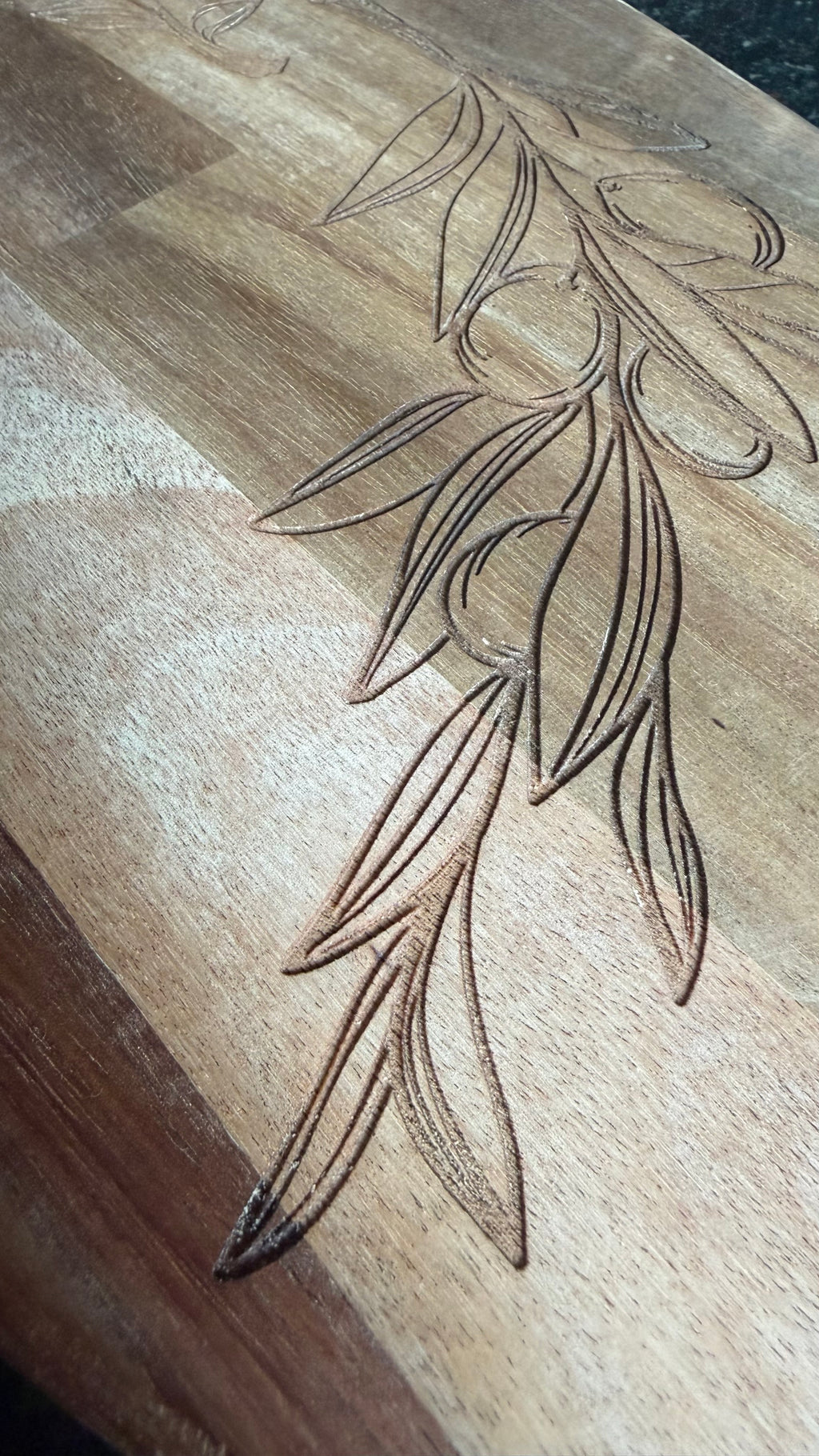 Schneidebrett aus Akazienholz mit Gravur „Olivenzweig“ – Servierbrett Holz 28 × 19 cm