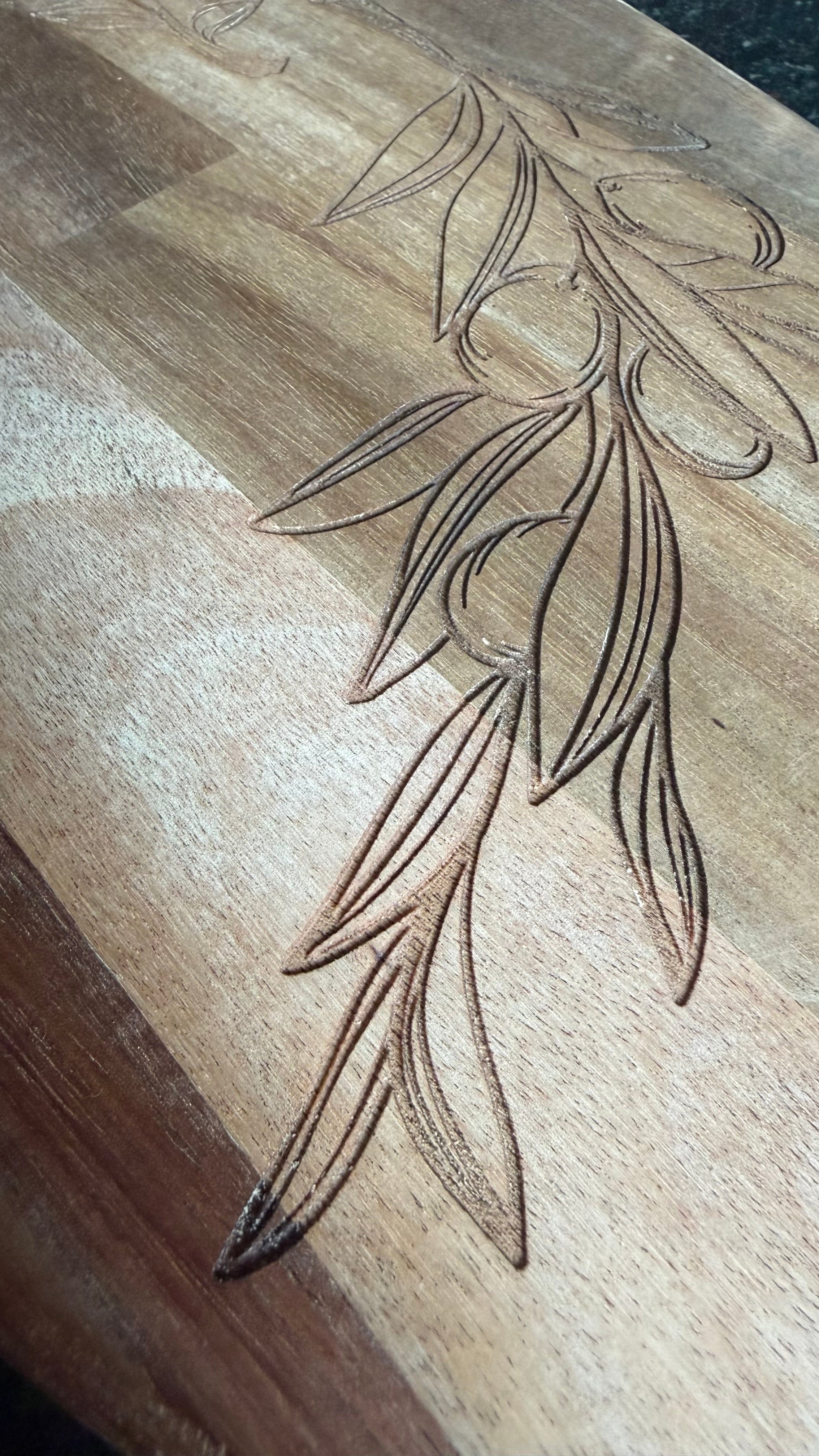 Schneidebrett aus Akazienholz mit Gravur „Olivenzweig“ – Servierbrett Holz 28 × 19 cm